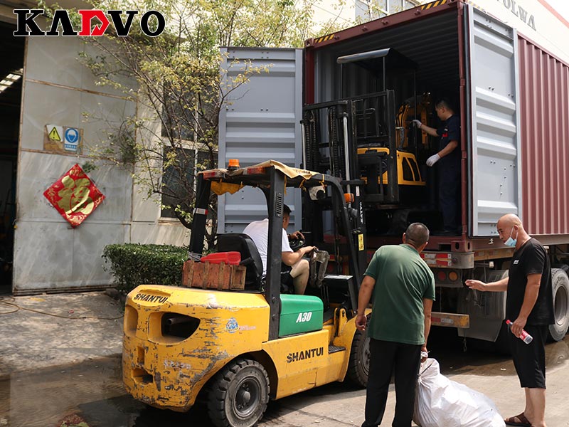 凱迪沃重工30臺小型挖掘機再次出口德國