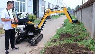 遙控電動(dòng)小挖機(jī)挖土操作視頻