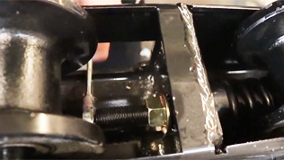 小型挖掘機(jī)履帶松緊教程 小型挖掘機(jī)履帶松緊教程