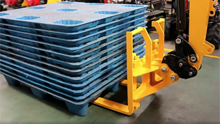 小型挖掘機貨叉作業視頻