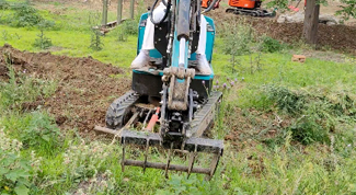 小型挖掘機耙子松土除草工作視頻